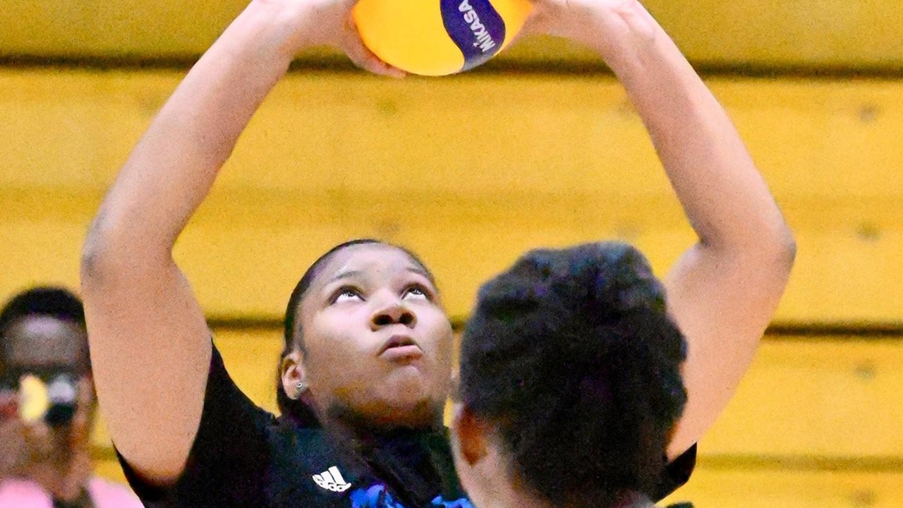 University of The Bahamas setter and captain Zarria Rose sets the ball in The Mingoes game against The Warhawks January 14, 2025 at The Kendal Issacs Gym. The Mingoes fell 3-0. (UB ATHLETICS).