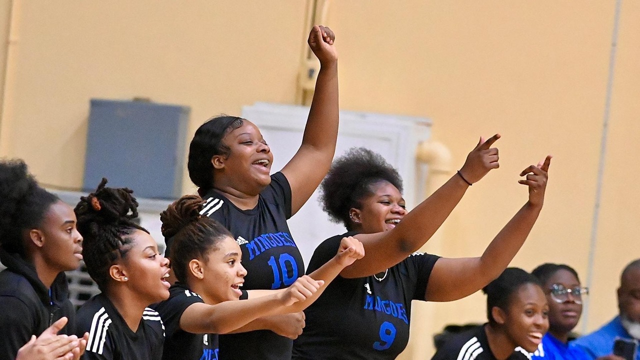 Mingoes volleyball pulls off comeback win over Midnight Aces